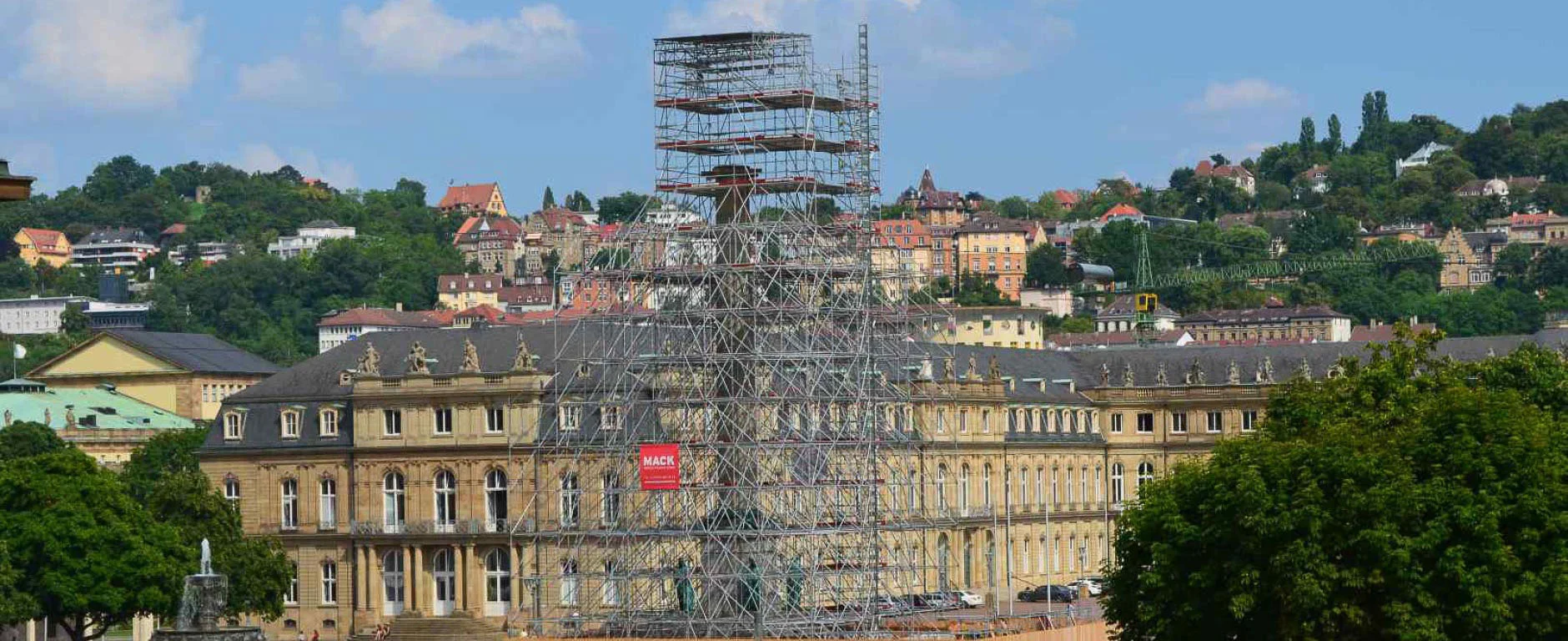 Einhausung und Gerüstbau von MACK am Schlossplatz in Stuttgart für Bauarbeiten an einem historischen Gebäude